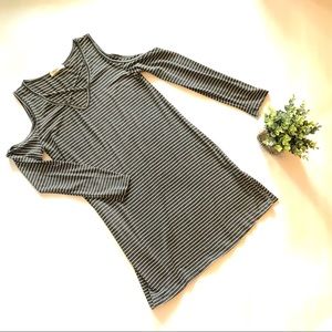 ‼️JUST IN‼️ Cold shoulder medium criss cross dress